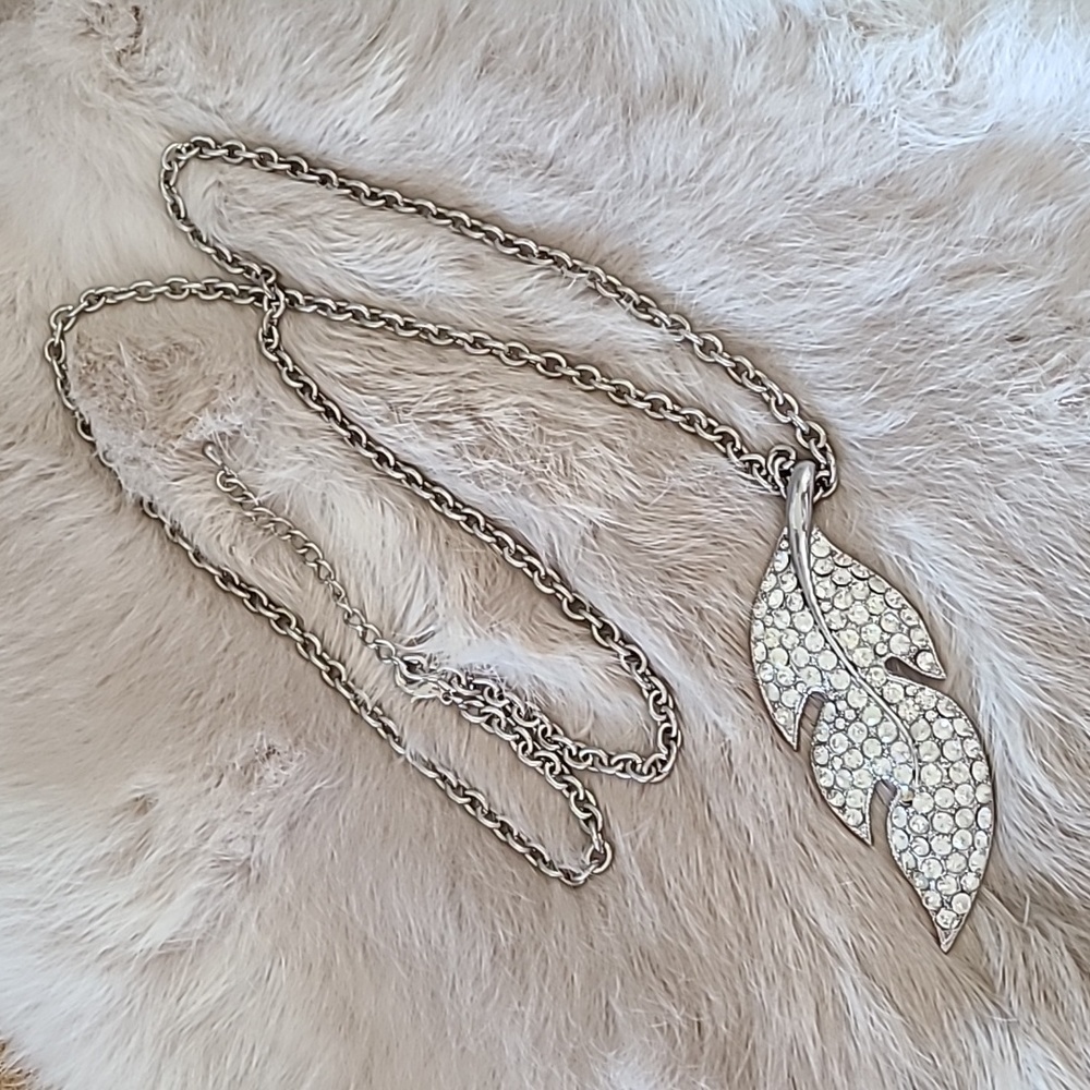 *closet clearout* 2/$20 EUC long sparkle leaf necklace
